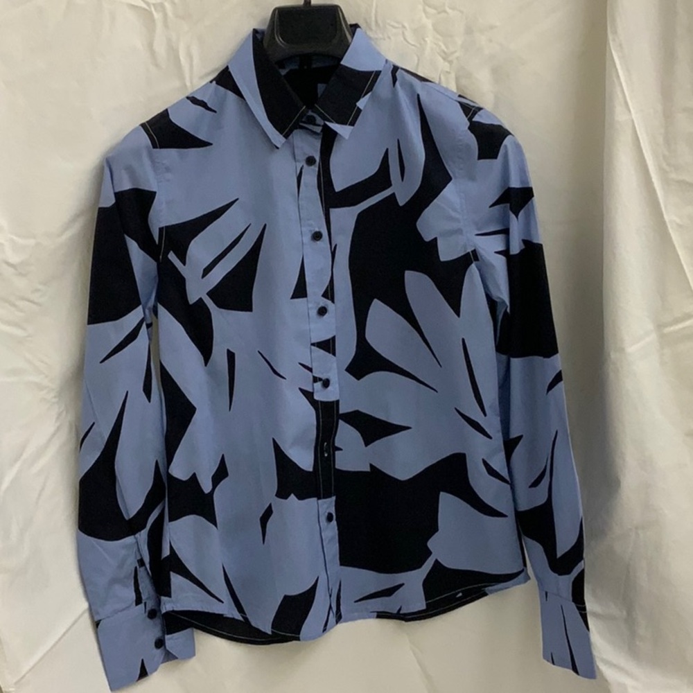 Judith & Charles Classic Collared Button-down Shirt in Big Blue and Navy Print